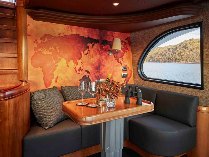 AURORA wheelhouse banquette AURORA wheelhouse banquette