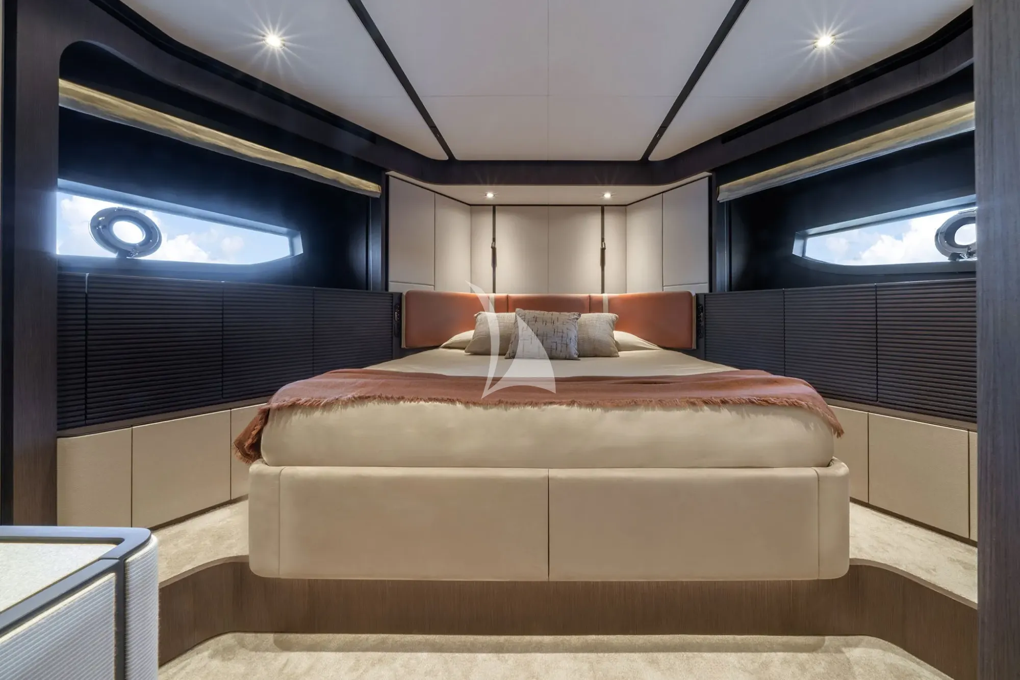 AURORE Ferretti 800 - VIP cabin 1