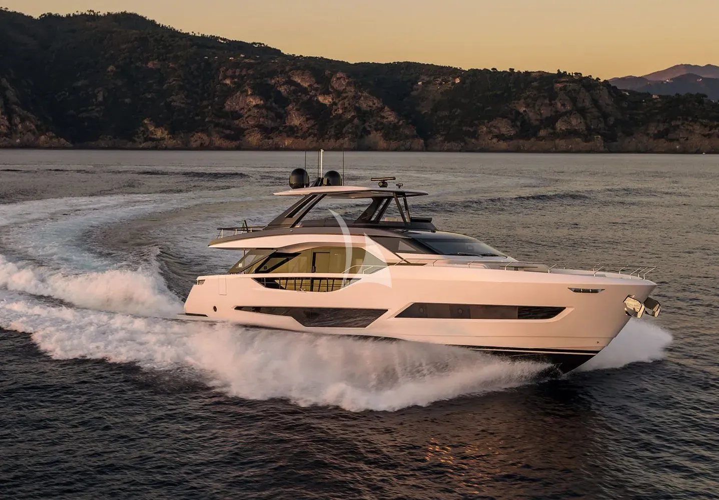 AURORE Ferretti 800 - cruising under the sunset