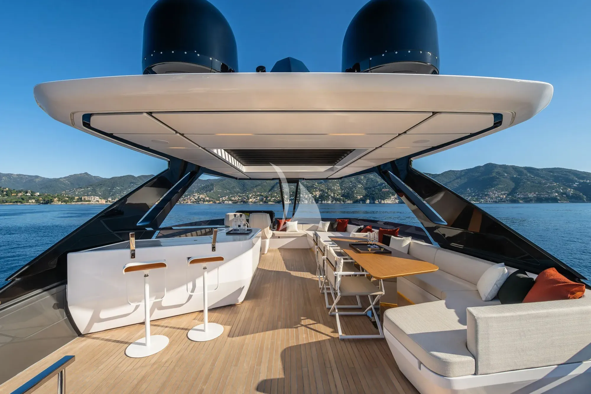 AURORE Ferretti 800 - flybridge bar and dining area