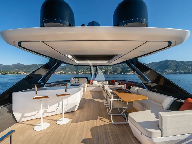 AURORE Ferretti 800 - flybridge bar and dining area AURORE Ferretti 800 - flybridge bar and dining area