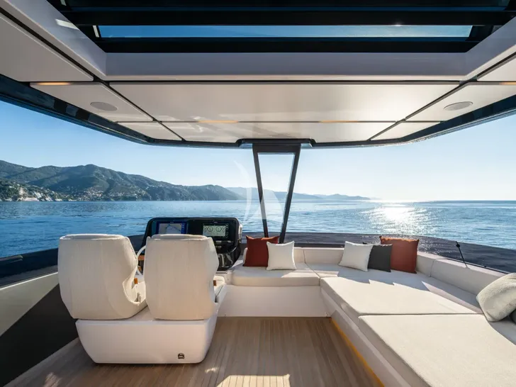 AURORE Ferretti 800 - flybridge lounge AURORE Ferretti 800 - flybridge lounge
