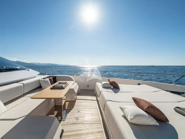 AURORE Ferretti 800 - foredeck lounge and sunbathing area AURORE Ferretti 800 - foredeck lounge and sunbathing area