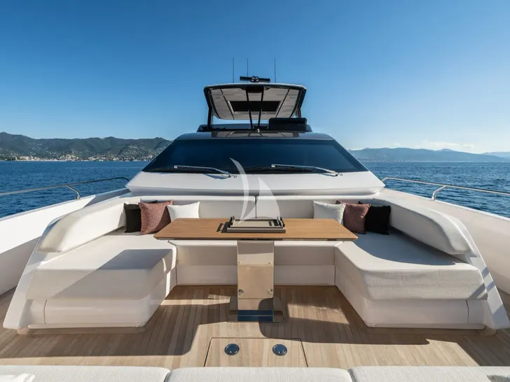 AURORE Ferretti 800 - foredeck AURORE Ferretti 800 - foredeck