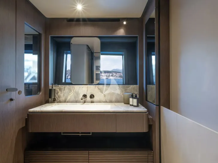 AURORE Ferretti 800 - master cabin bathroom AURORE Ferretti 800 - master cabin bathroom