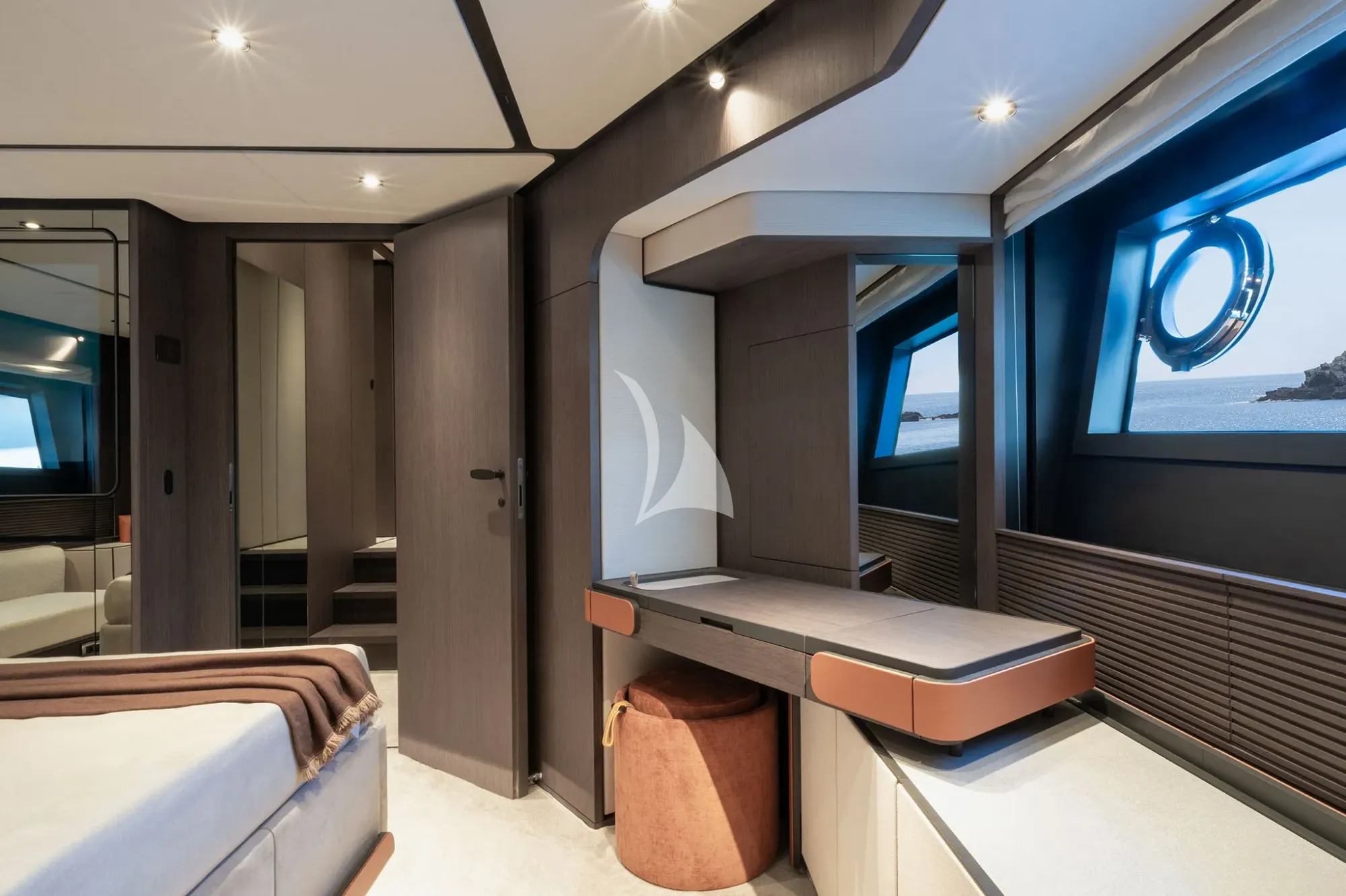 AURORE Ferretti 800 - master cabin vanity area