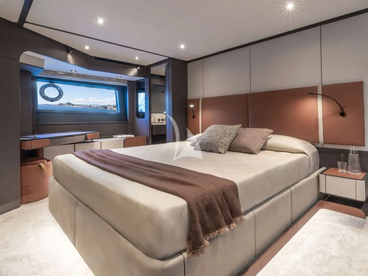 AURORE Ferretti 800 - master cabin AURORE Ferretti 800 - master cabin