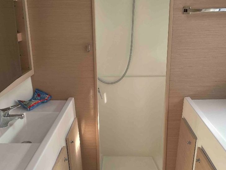 AVENTURA Lagoon 42 - cabin bathroom AVENTURA Lagoon 42 - cabin bathroom