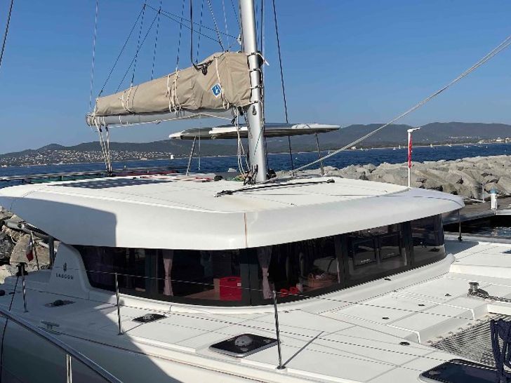 AVENTURA Lagoon 42 - foredeck shot AVENTURA Lagoon 42 - foredeck shot