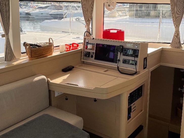 AVENTURA Lagoon 42 - navigation center AVENTURA Lagoon 42 - navigation center