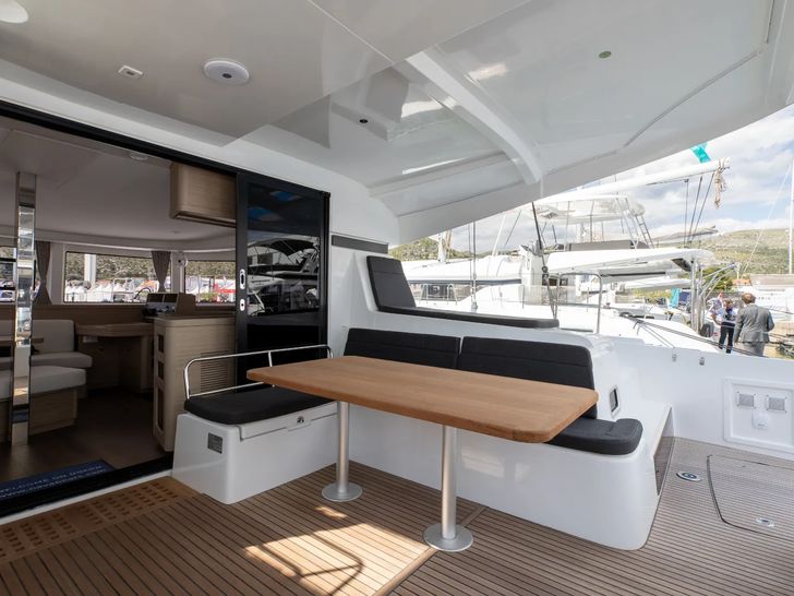 AVENTUS Lagoon 42 - aft deck seating and dining area AVENTUS Lagoon 42 - aft deck seating and dining area