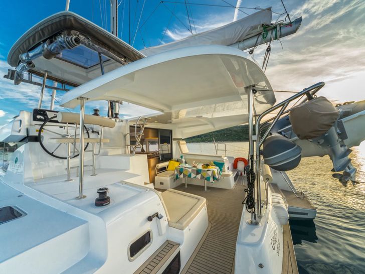 AVENTUS Lagoon 42 - aft deck wide shot AVENTUS Lagoon 42 - aft deck wide shot