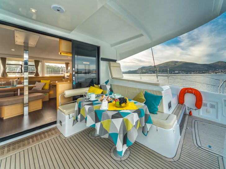 AVENTUS Lagoon 42 - aft deck AVENTUS Lagoon 42 - aft deck