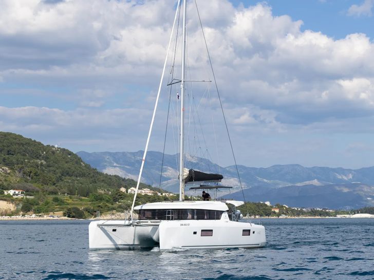 AVENTUS Lagoon 42 - anchored AVENTUS Lagoon 42 - anchored