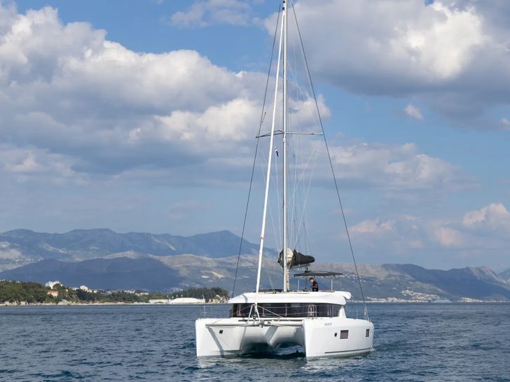 AVENTUS Lagoon 42 - bow view AVENTUS Lagoon 42 - bow view