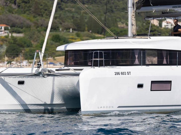 AVENTUS Lagoon 42 - bow AVENTUS Lagoon 42 - bow