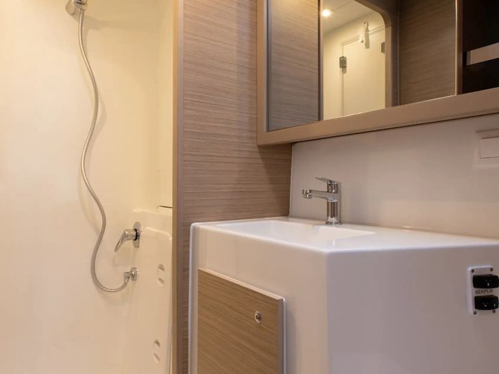 AVENTUS Lagoon 42 - cabin 1 bathroom AVENTUS Lagoon 42 - cabin 1 bathroom