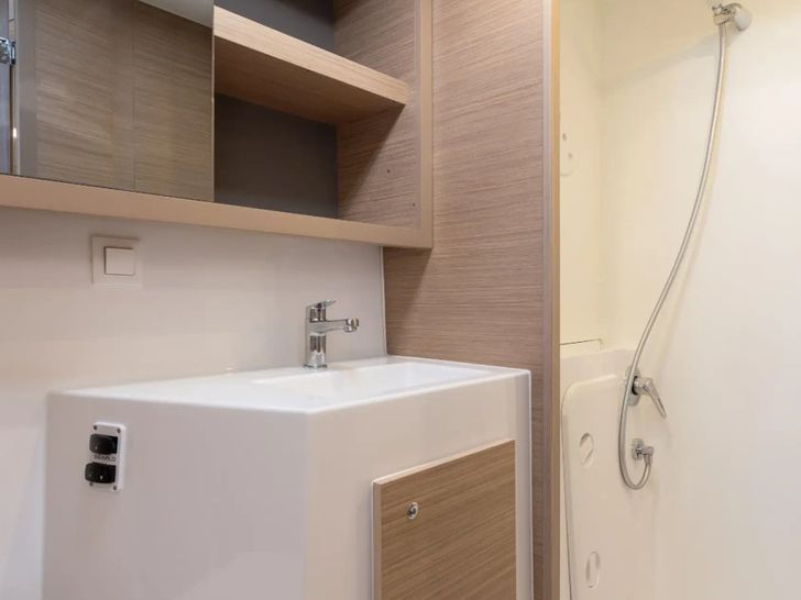 AVENTUS Lagoon 42 - cabin 2 bathroom AVENTUS Lagoon 42 - cabin 2 bathroom