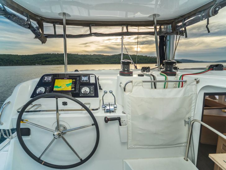 AVENTUS Lagoon 42 - flybridge helm AVENTUS Lagoon 42 - flybridge helm