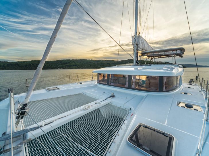 AVENTUS Lagoon 42 - foredeck AVENTUS Lagoon 42 - foredeck