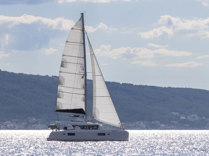 AVENTUS Lagoon 42 - sailing side profile AVENTUS Lagoon 42 - sailing side profile