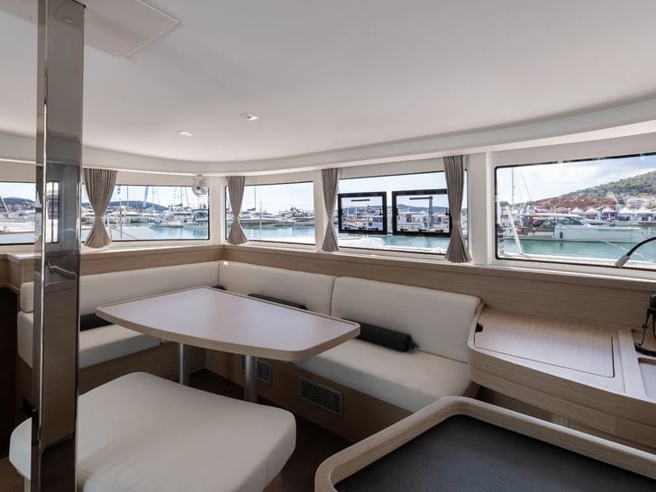 AVENTUS Lagoon 42 - saloon seating and dining area AVENTUS Lagoon 42 - saloon seating and dining area