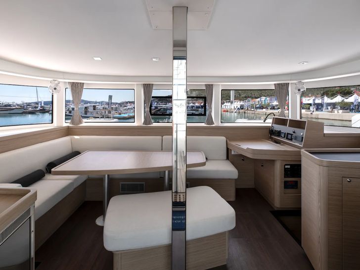 AVENTUS Lagoon 42 - saloon AVENTUS Lagoon 42 - saloon