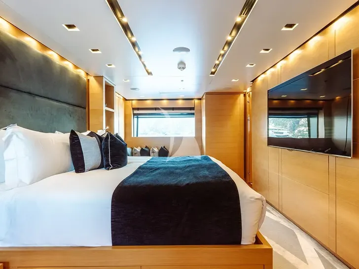AWAY Sanlorenzo SD122 - master cabin bed and TV AWAY Sanlorenzo SD122 - master cabin bed and TV