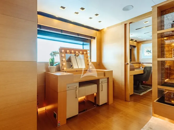 AWAY Sanlorenzo SD122 - master cabin vanity AWAY Sanlorenzo SD122 - master cabin vanity