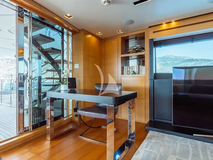 AWAY Sanlorenzo SD122 - sky lounge work desk AWAY Sanlorenzo SD122 - sky lounge work desk
