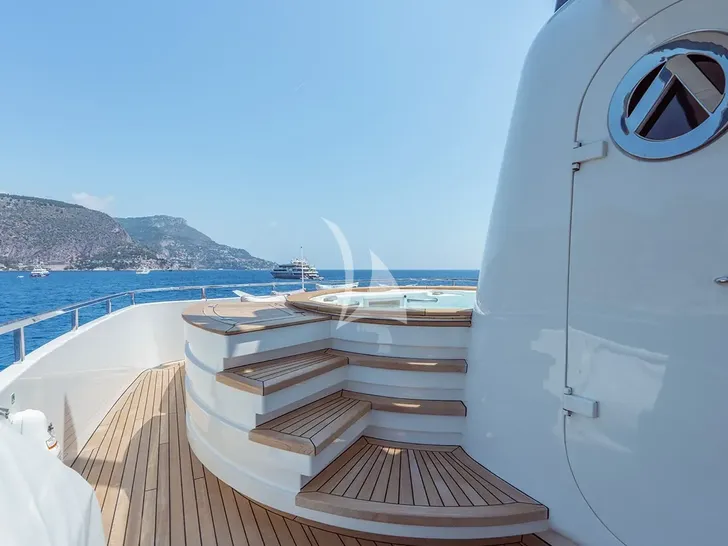 AWAY Sanlorenzo SD122 - sundeck jacuzzi AWAY Sanlorenzo SD122 - sundeck jacuzzi