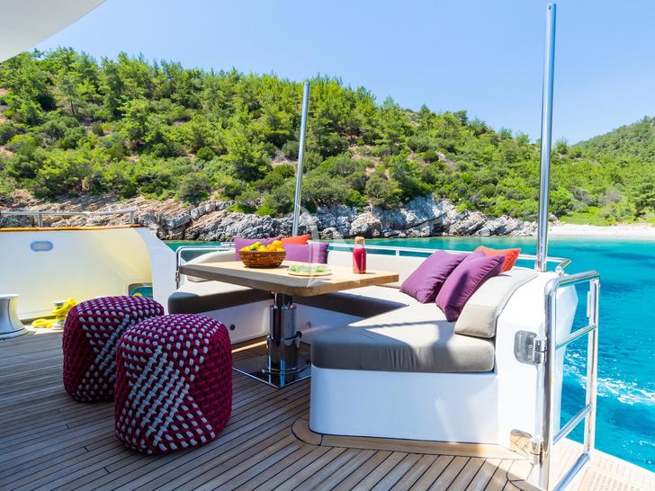 AXELLA Eurocraft 110 - aft seating lounge AXELLA Eurocraft 110 - aft seating lounge