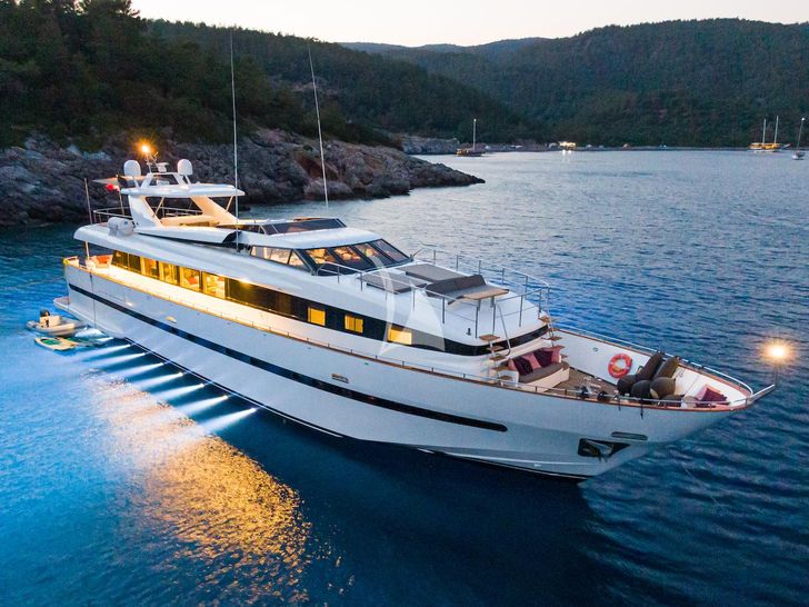 AXELLA Eurocraft 110 - anchored at night AXELLA Eurocraft 110 - anchored at night