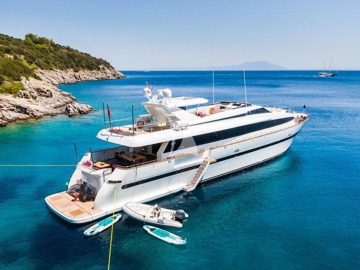 AXELLA Eurocraft 110 - anchored with water toys AXELLA Eurocraft 110 - anchored with water toys