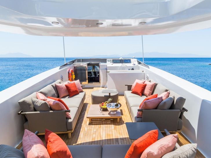 AXELLA Eurocraft 110 - flybridge seating area AXELLA Eurocraft 110 - flybridge seating area