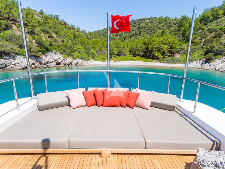 AXELLA Eurocraft 110 - flybridge sun beds AXELLA Eurocraft 110 - flybridge sun beds