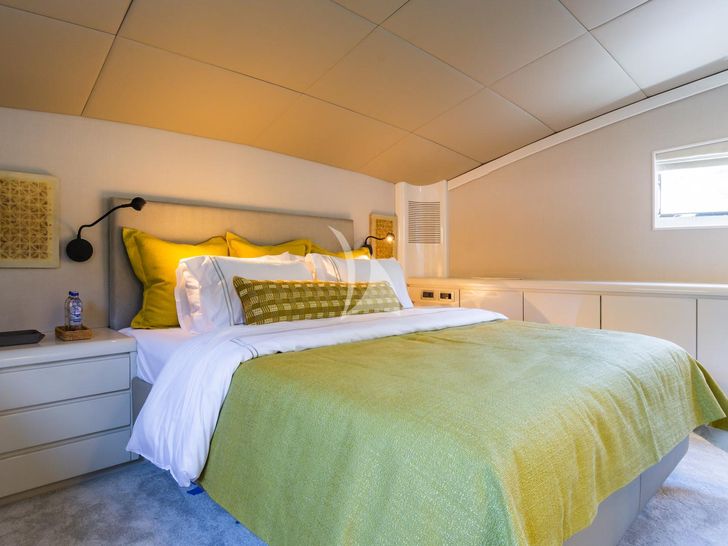 AXELLA Eurocraft 110 - master cabin bed AXELLA Eurocraft 110 - master cabin bed