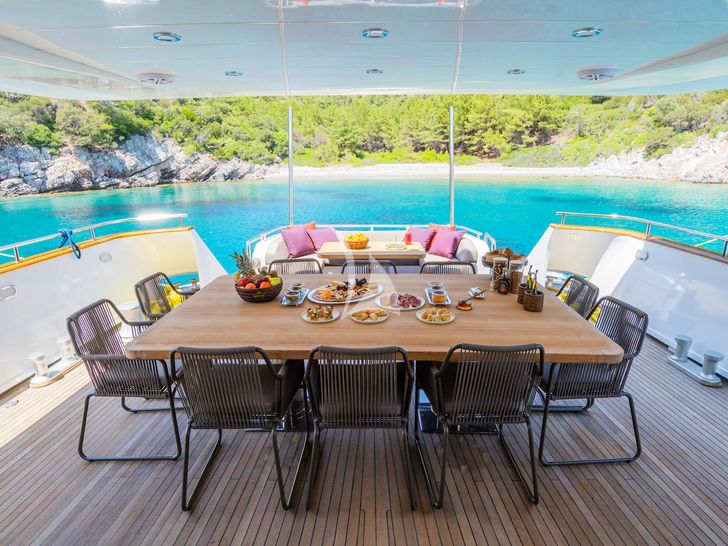 AXELLA Eurocraft 110 - sky deck alfresco dining area AXELLA Eurocraft 110 - sky deck alfresco dining area