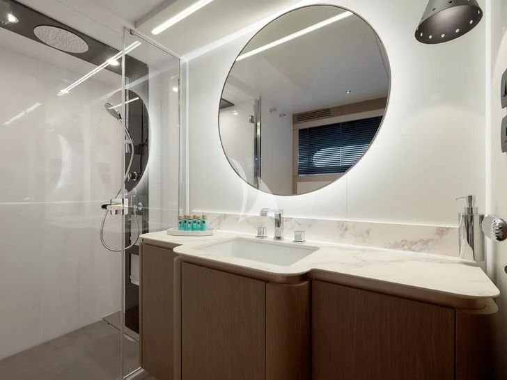AMPARITO V - Azimut Magellano 66 - master cabin bathroom AMPARITO V - Azimut Magellano 66 - master cabin bathroom