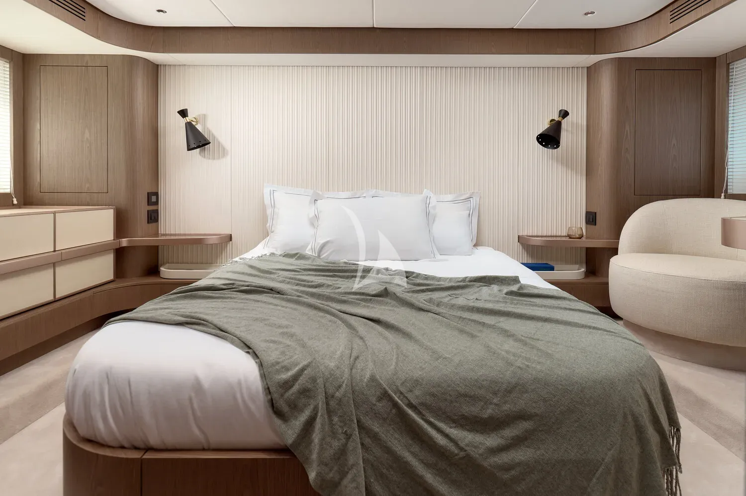 AMPARITO V Azimut Magellano 66 - master cabin bed