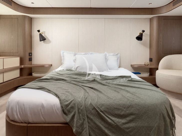 AMPARITO V Azimut Magellano 66 - master cabin bed AMPARITO V Azimut Magellano 66 - master cabin bed