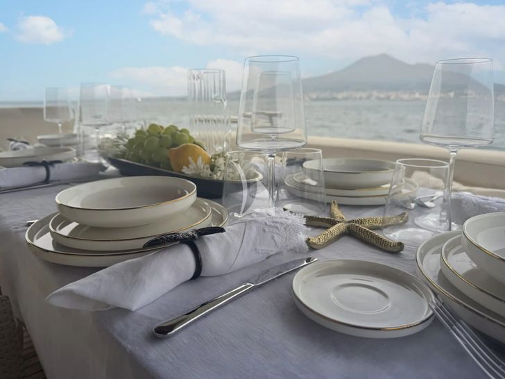 AZUR Terranova Explorer 20m - alfresco dining set up AZUR Terranova Explorer 20m - alfresco dining set up