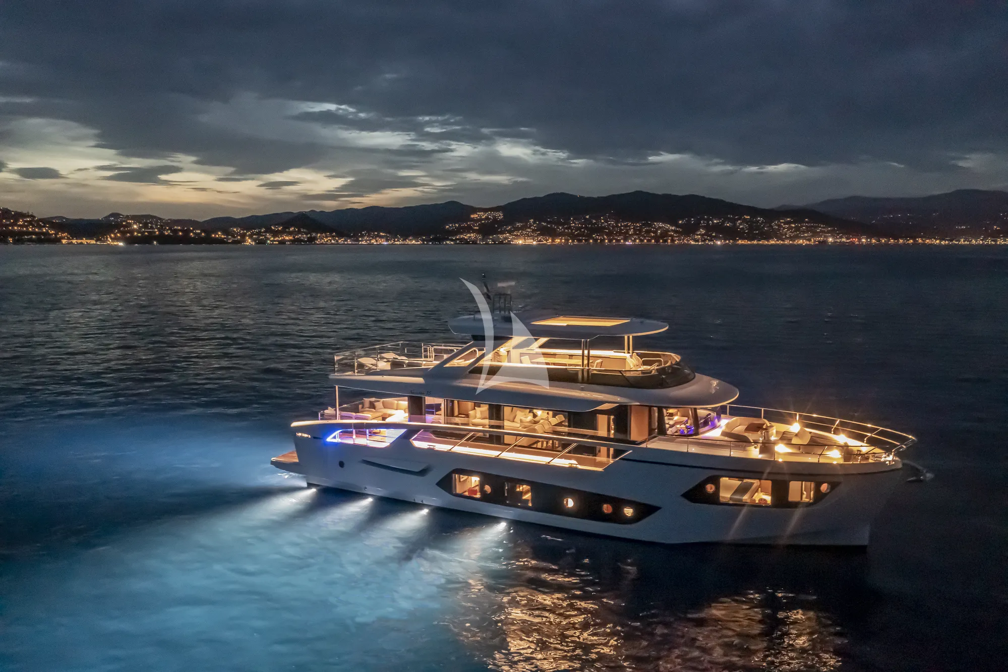 AZUR Absolute Navetta 75 - at night