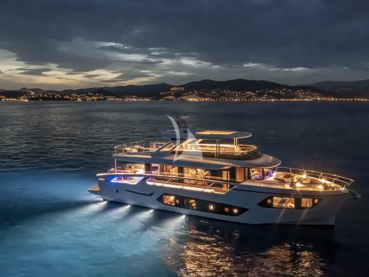 AZUR Absolute Navetta 75 - at night AZUR Absolute Navetta 75 - at night