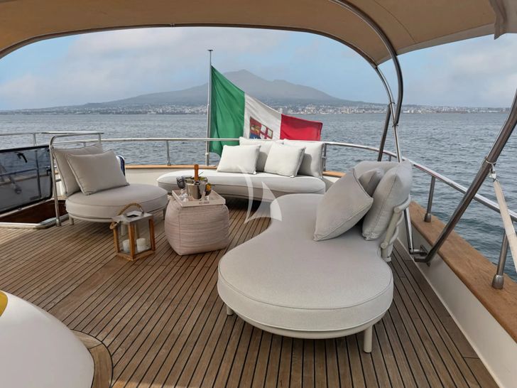 AZUR Terranova Explorer 20m - flybridge seating AZUR Terranova Explorer 20m - flybridge seating