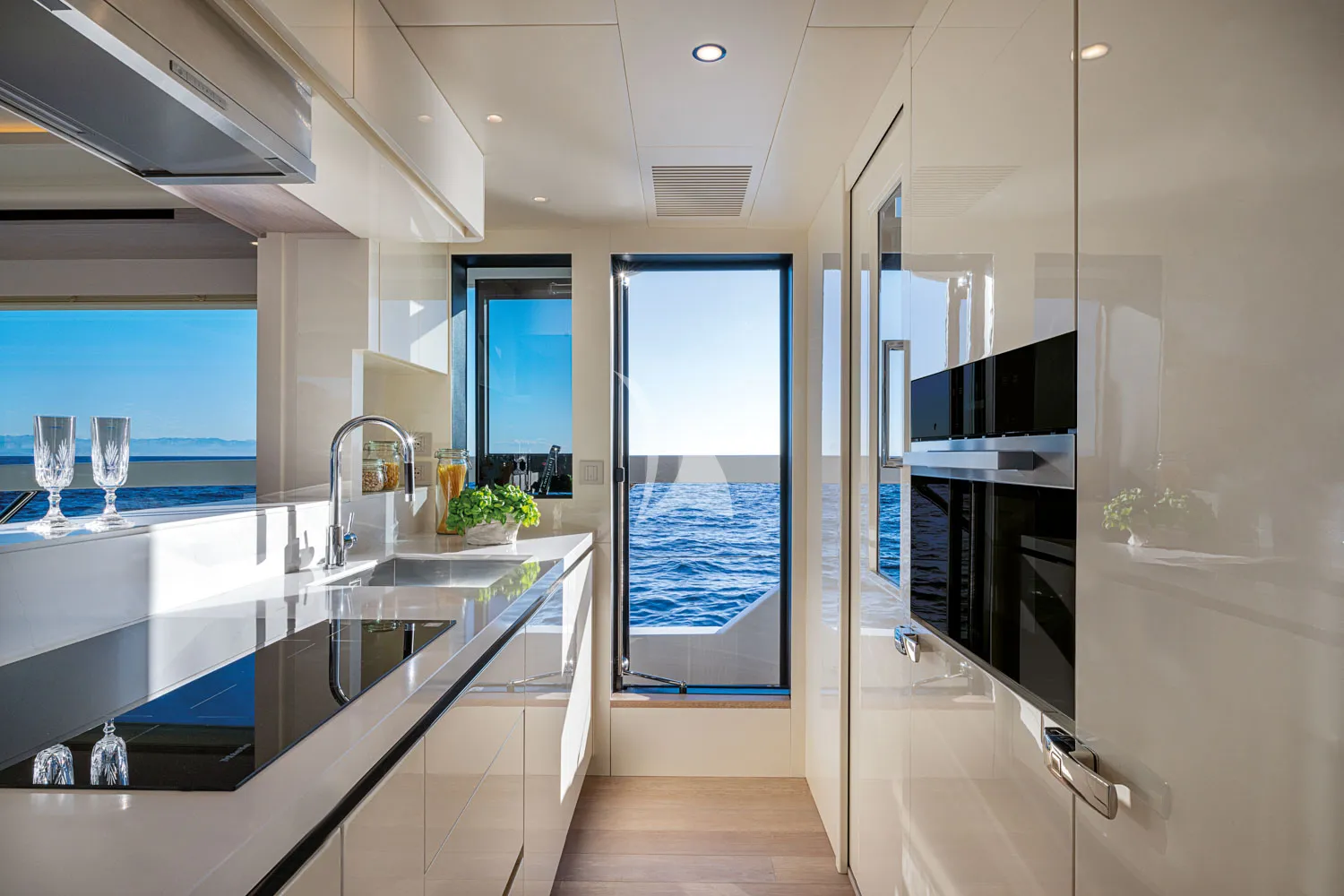 AZUR Absolute Navetta 75 - galley