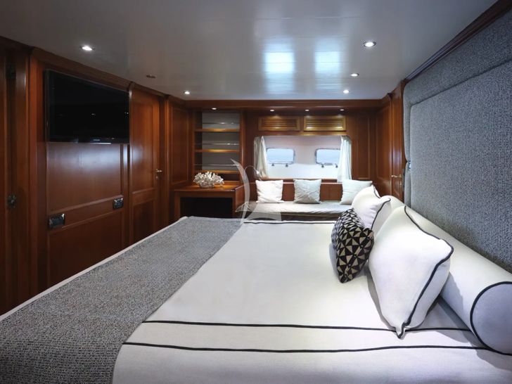 AZUR Terranova Explorer 20m - master cabin bed and TV AZUR Terranova Explorer 20m - master cabin bed and TV