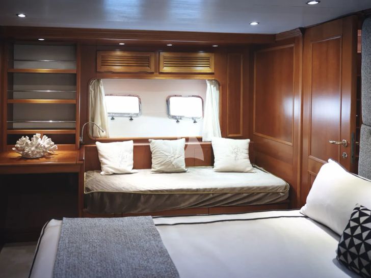 AZUR Terranova Explorer 20m - master cabin seating AZUR Terranova Explorer 20m - master cabin seating