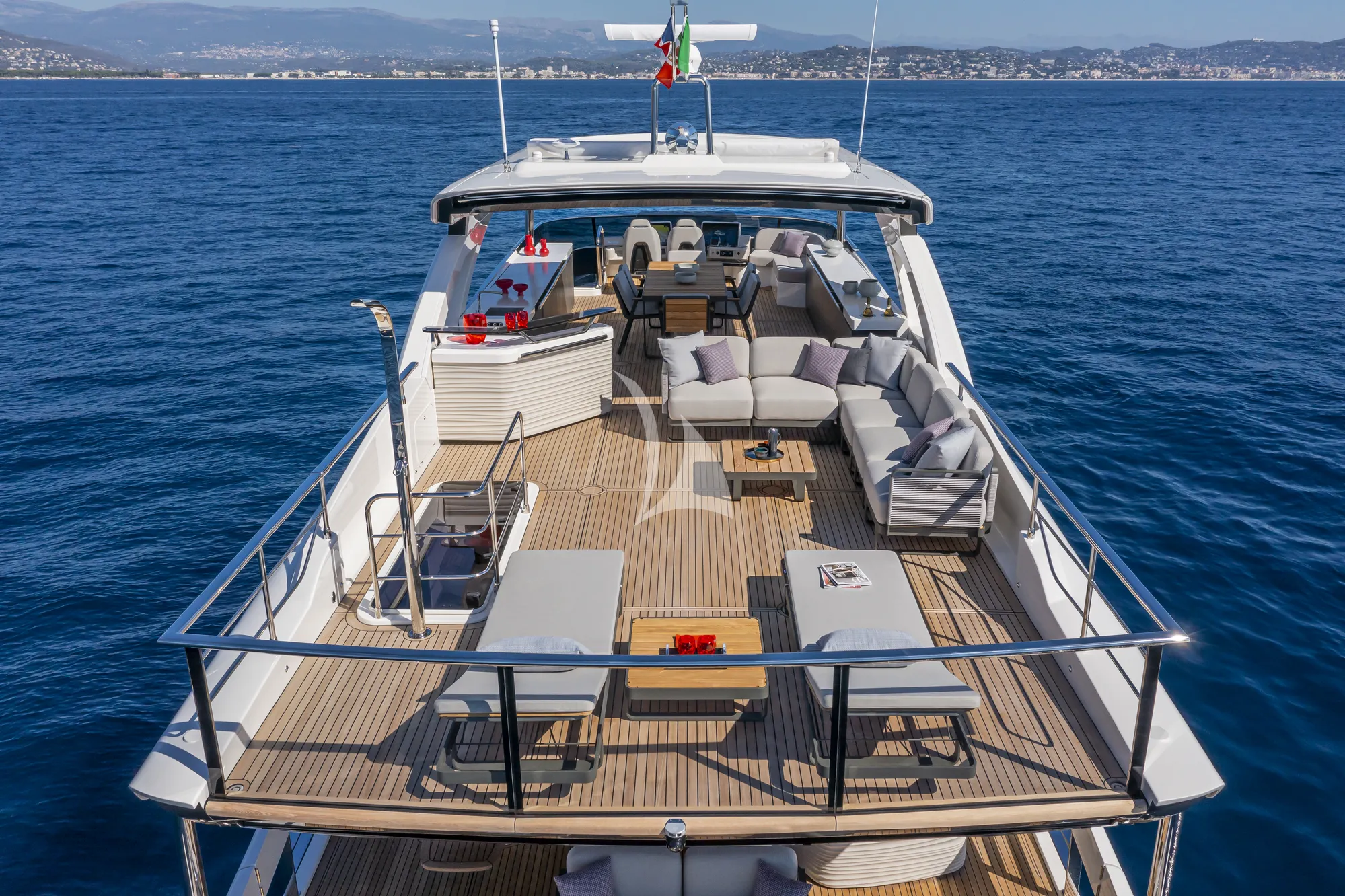 AZUR Absolute Navetta 75 - sundeck