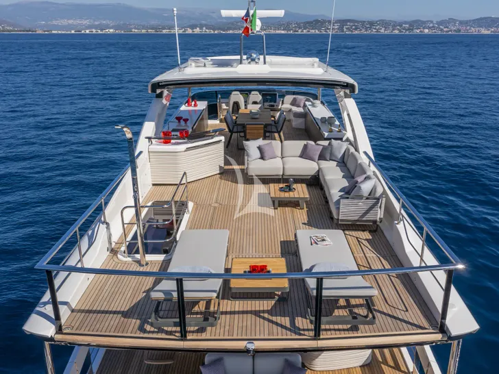 AZUR Absolute Navetta 75 - sundeck AZUR Absolute Navetta 75 - sundeck